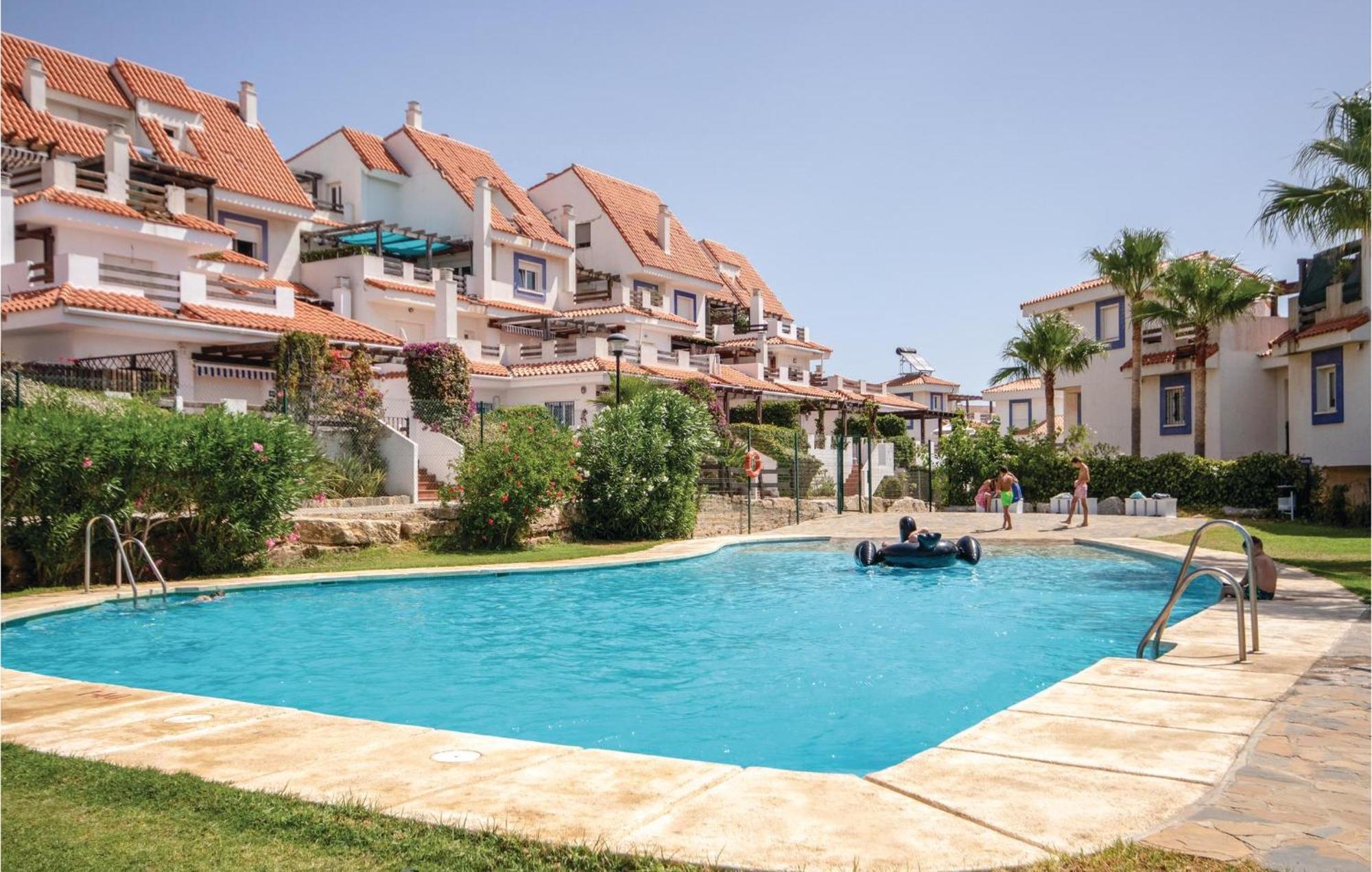 3 Bedroom Amazing Apartment In La Duquesa Castillo de Sabinillas Exterior photo